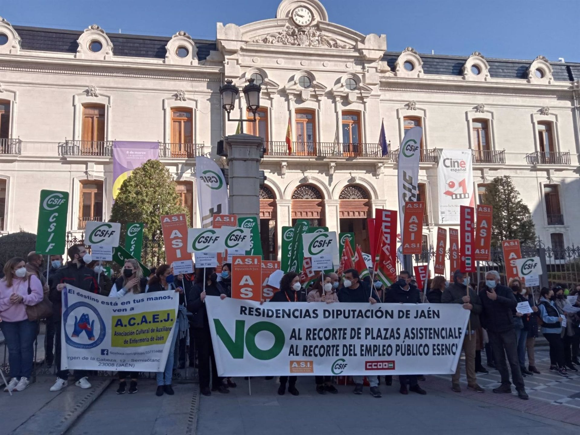 Concentración de los sindicatos delante de Diputación de Jaén por la gestión de las residencias del ente provincial