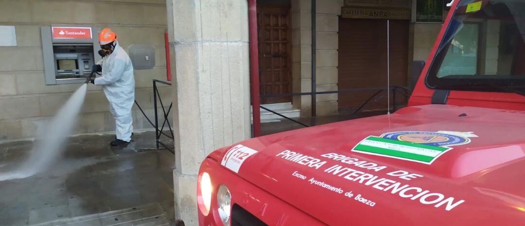 Tareas de limpieza y desinfección en las calles de Baeza.