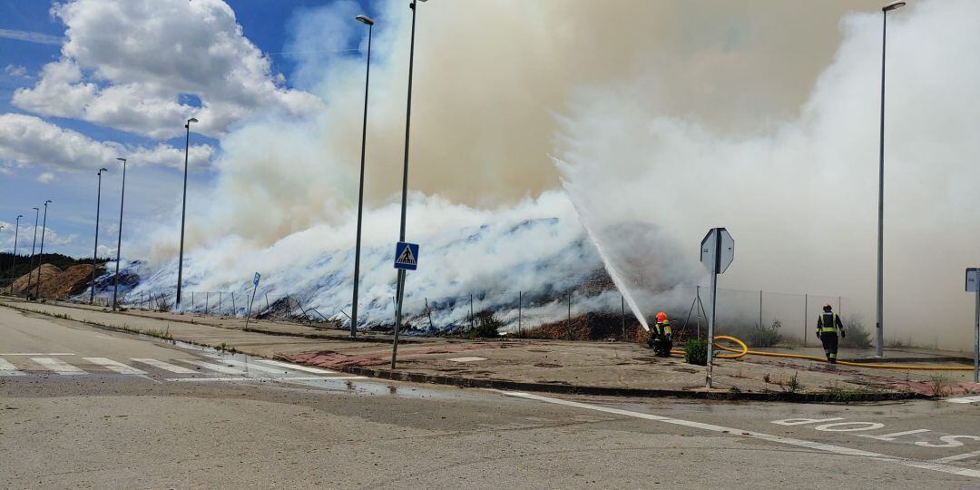 Los bomberos sofocaron las llamas y minimizaron el humo de la combustión