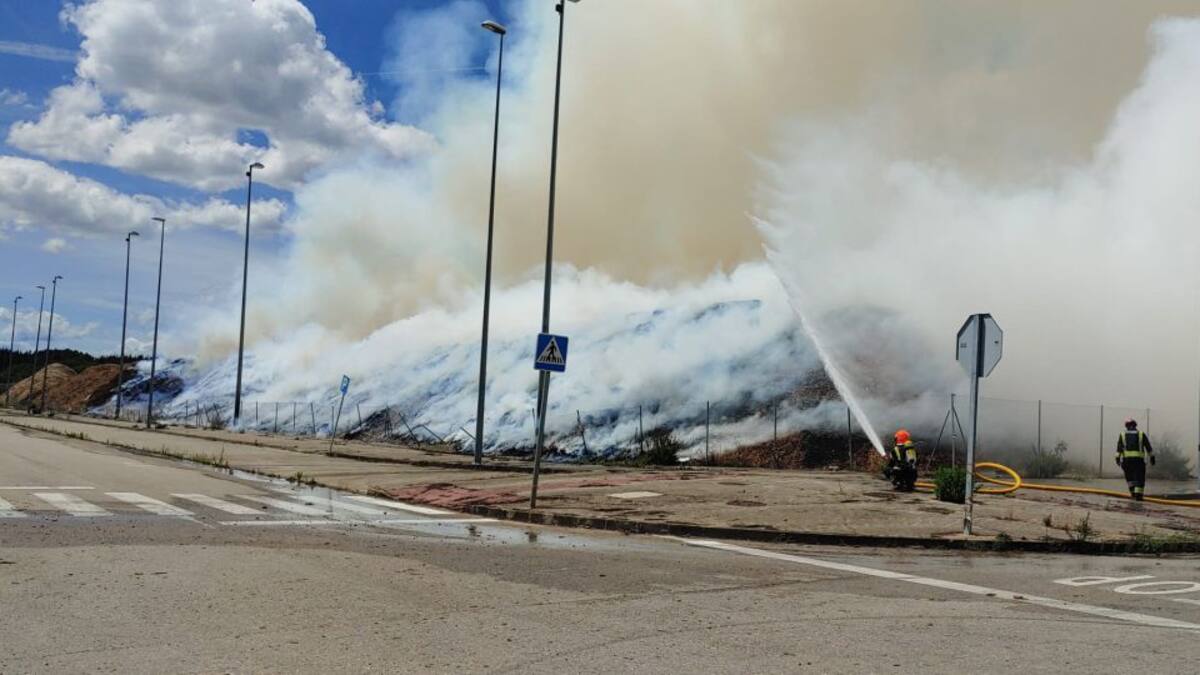 Los bomberos controlan la combustión declarada en dos apiles de biomasa de Forestalia, en Cubillos del Sil
