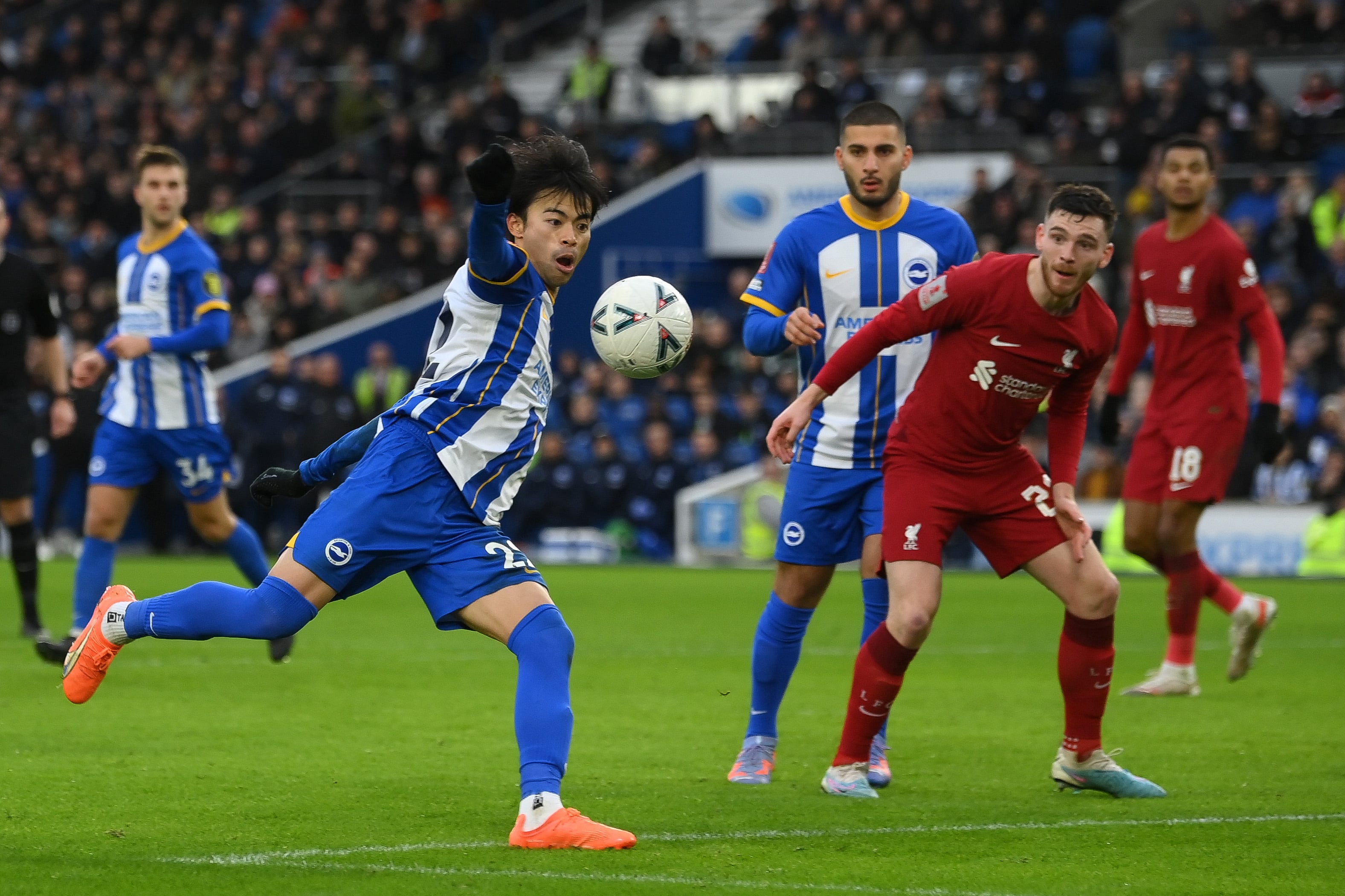 Kaoru Mitoma, anotando gol contra el Liverpool.