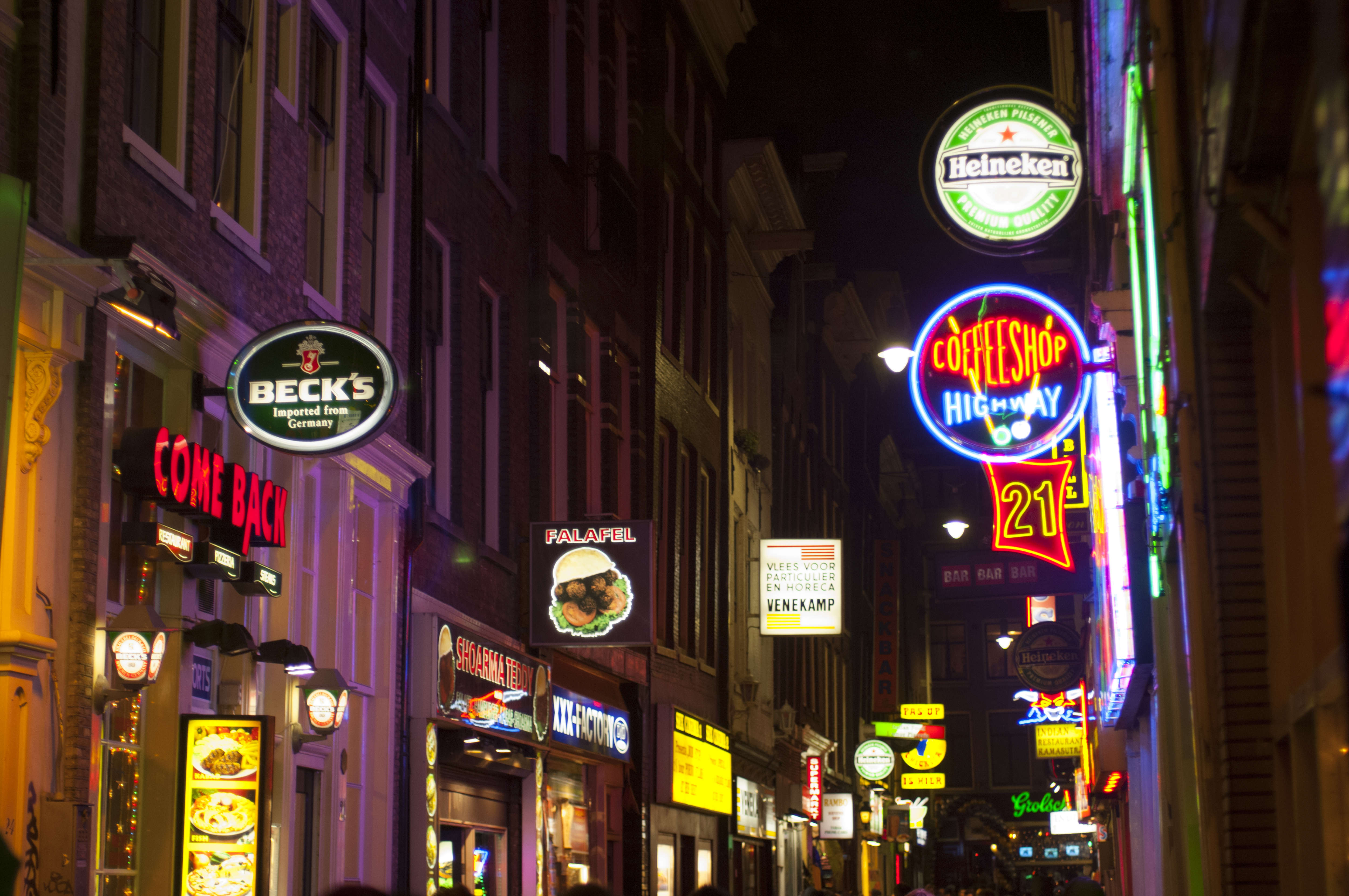 Una calle en Ámsterdam con &quot;coffeeshops&quot;