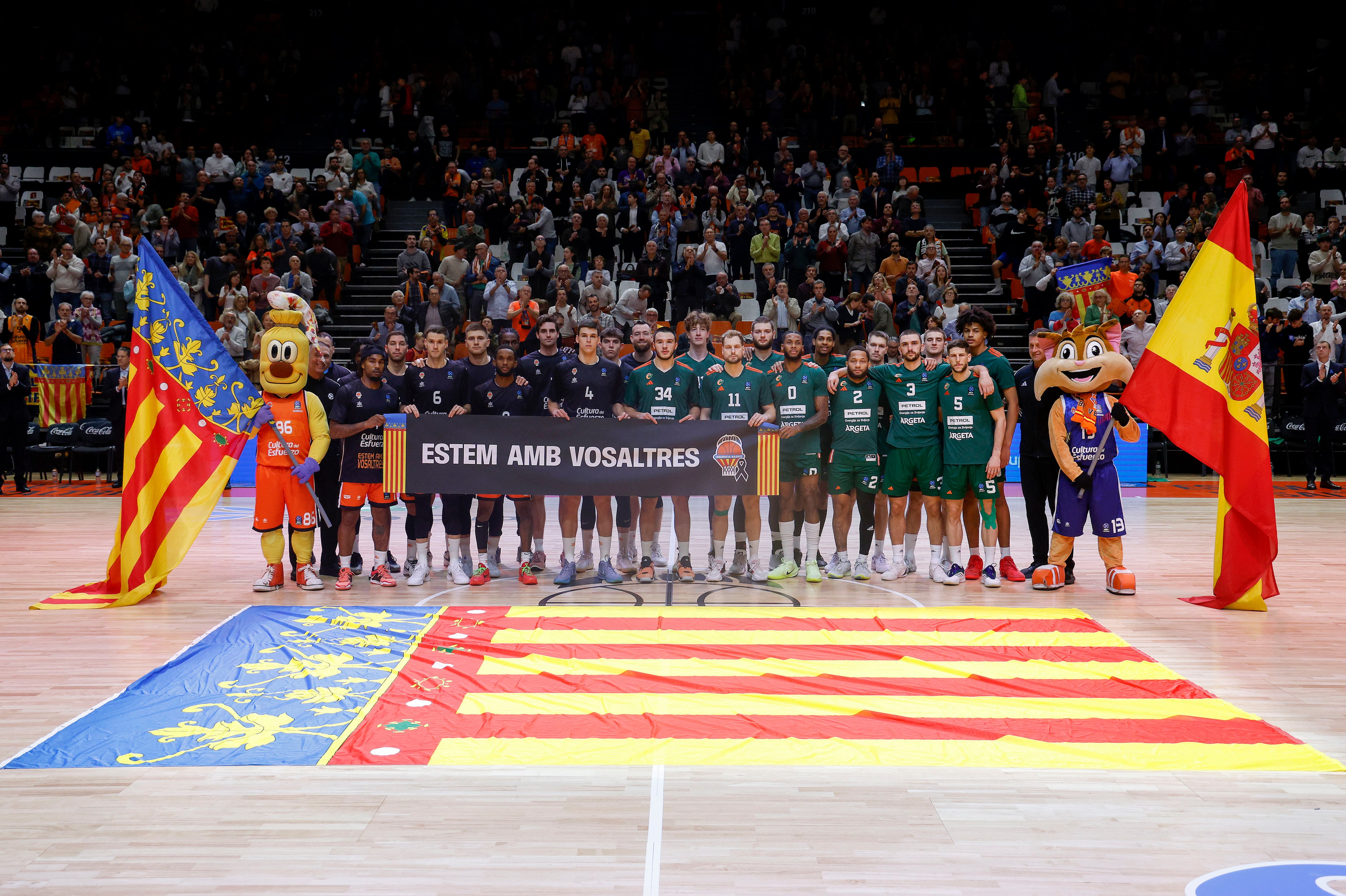 El Valencia Basket, en la foto de equipo antes del inicio del partido.