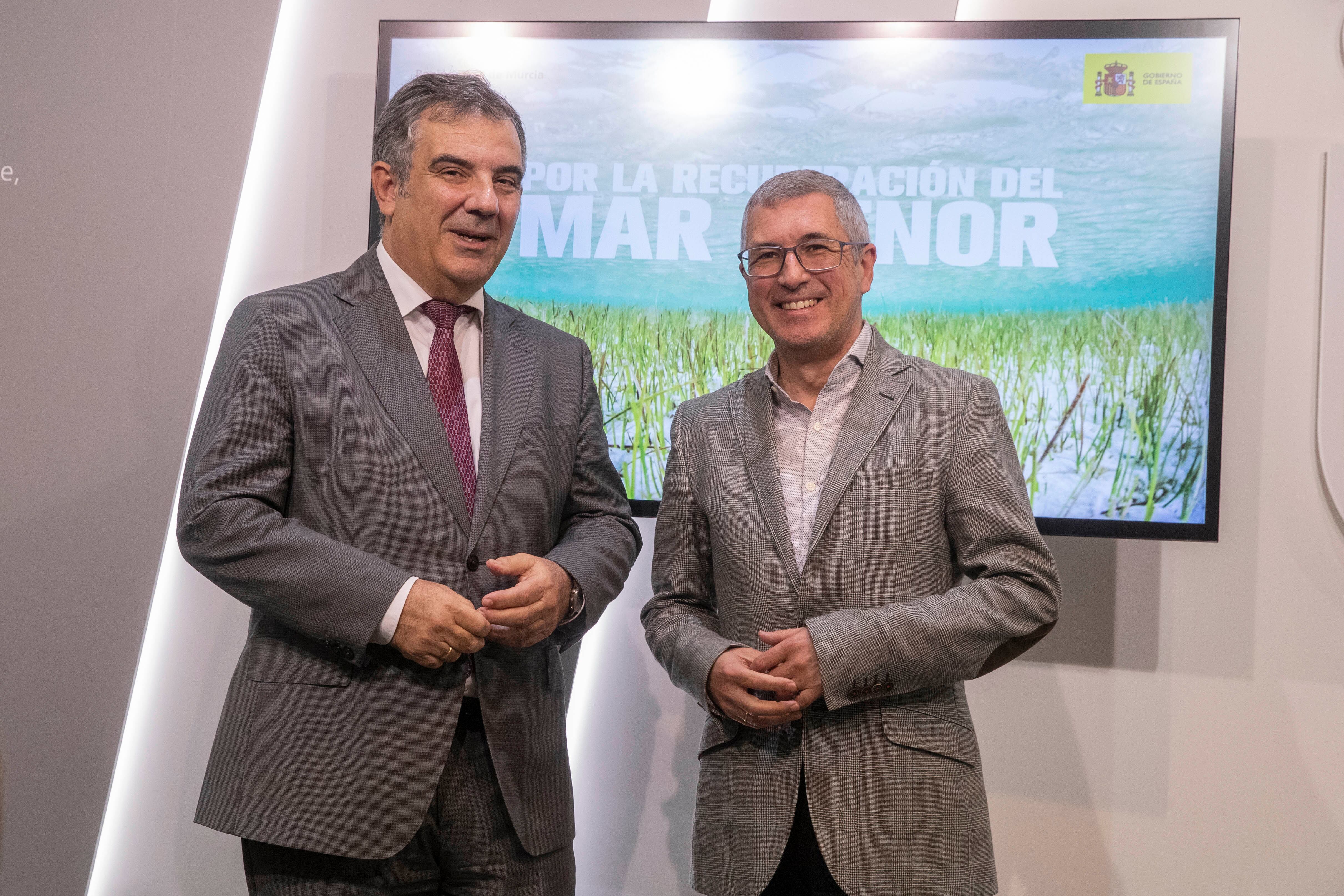 MURCIA, 11/04/2024.- El consejero de Medio Ambiente, Universidades, Investigación y Mar Menor, Juan María Vázquez (i), y el secretario de Estado de Medio Ambiente, Hugo Morán (d), durante un momento de la rueda de prensa que han ofrecido tras primera reunión de la Comisión Interadministrativa para el Mar Menor celebrada este jueves en la Consejería de Medio Ambiente de Murcia. EFE/Marcial Guillén
