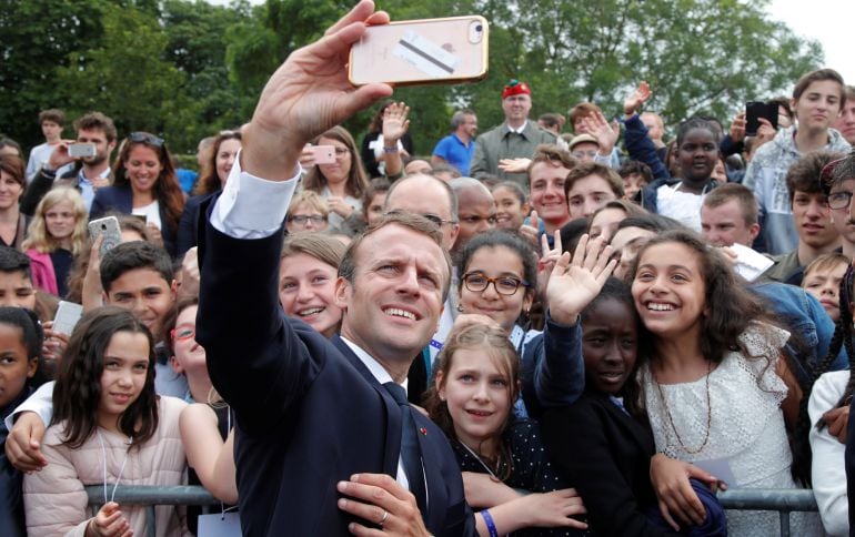 El presidente francés Emmanuel Macron se hace una foto con jóvenes estudiantes el pasado lunes