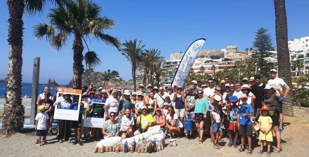 Voluntarios en playa puerta del Mar con las colillas recogidas