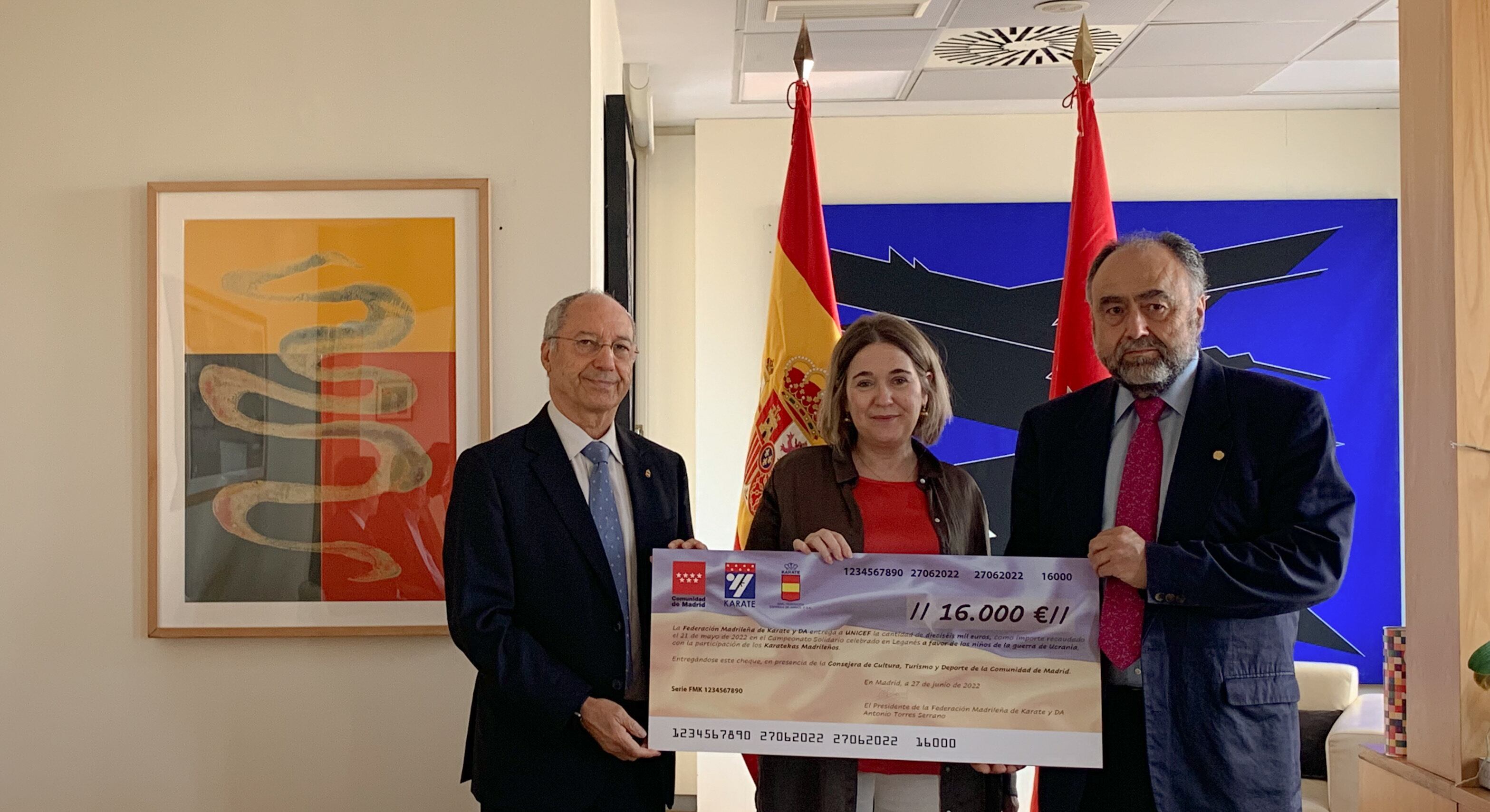 La consejera Marta Rivera de la Cruz ha hecho entrega del cheque solidario