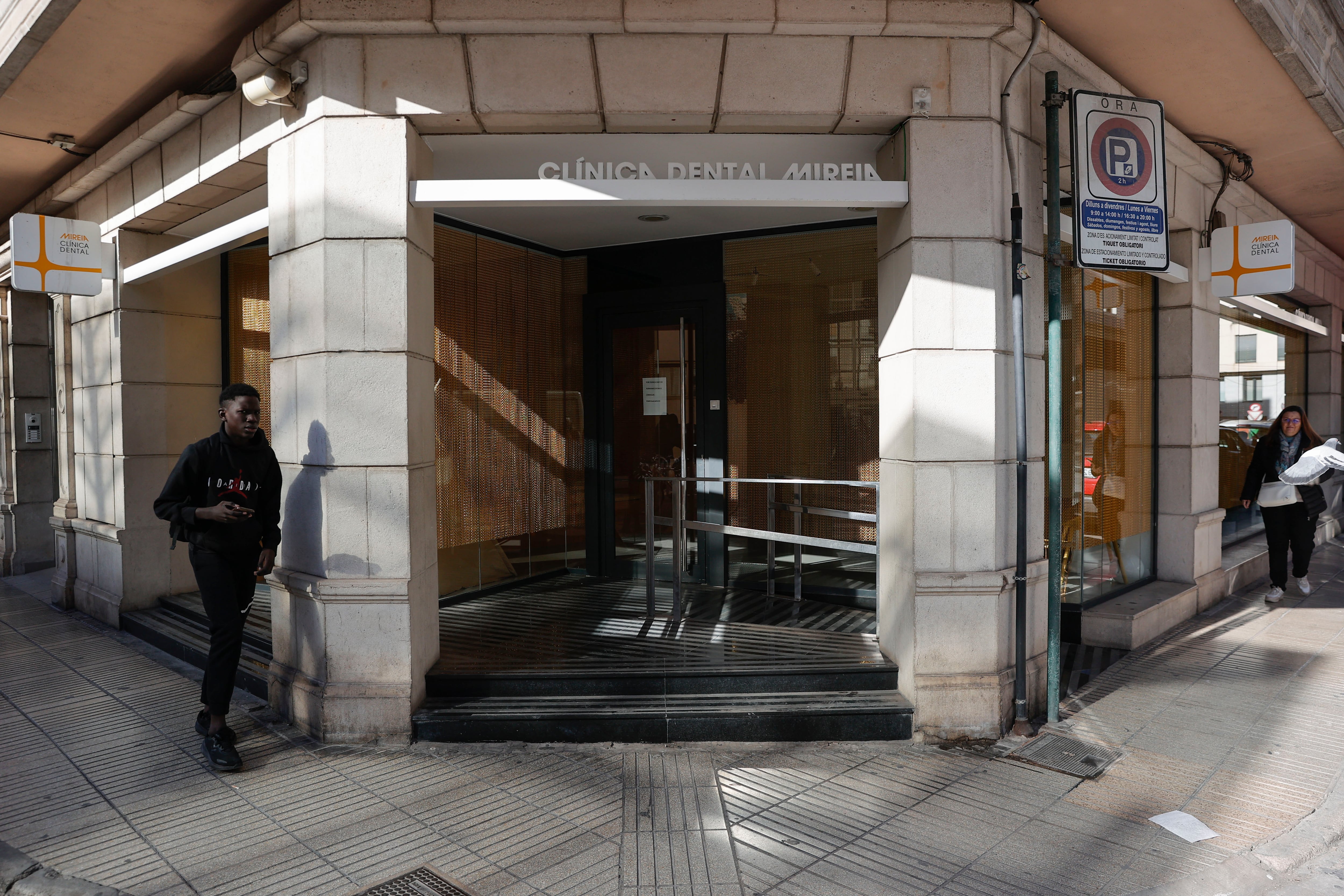 Fachada principal de la clínica dental de Alzira (València). Una niña de seis años ha fallecido tras haber sido atendida en una clínica dental privada de Alzira, mientras que otra menor, de 4 años, atendida en la misma clínica, se encuentra ingresada en el hospital Clínico de València. EFE/ Manuel Bruque