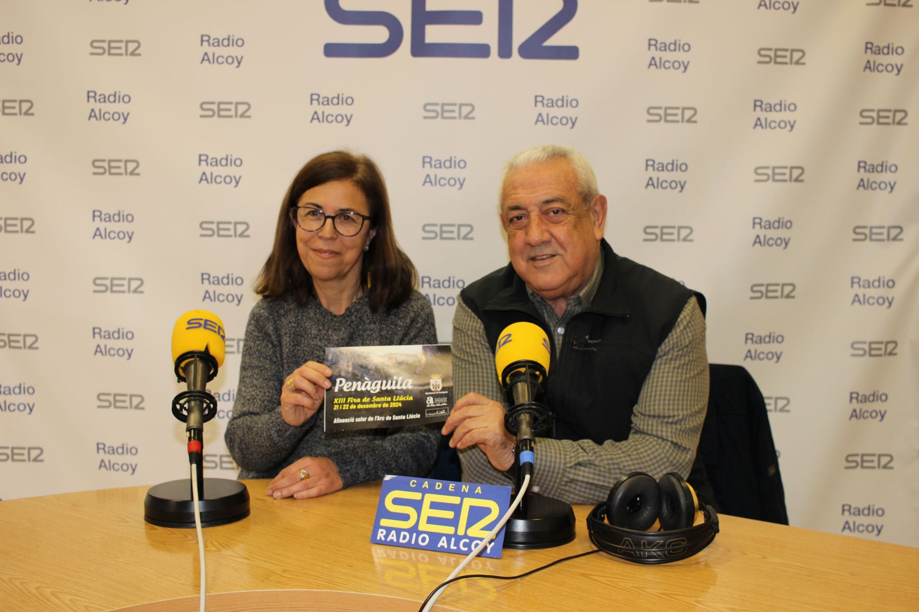 Mari Carmen Blanes i Salvador Catalá, en l&#039;estudi central de Radio Alcoy amb un programa de la fira