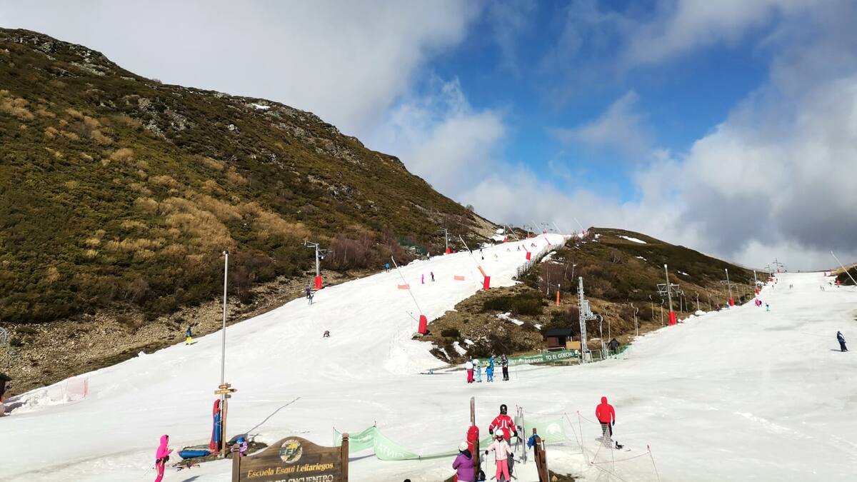 San Isidro y Leitariegos se preparan para su adiós tras una temporada reducida a la mitad