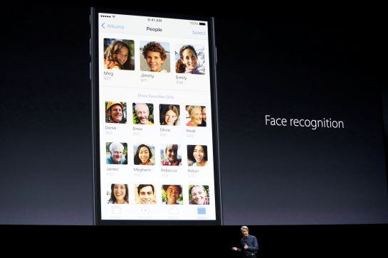 Craig Federighi, vicepresidente de software de Apple, presenta las nuevas características de ‘Fotos’.