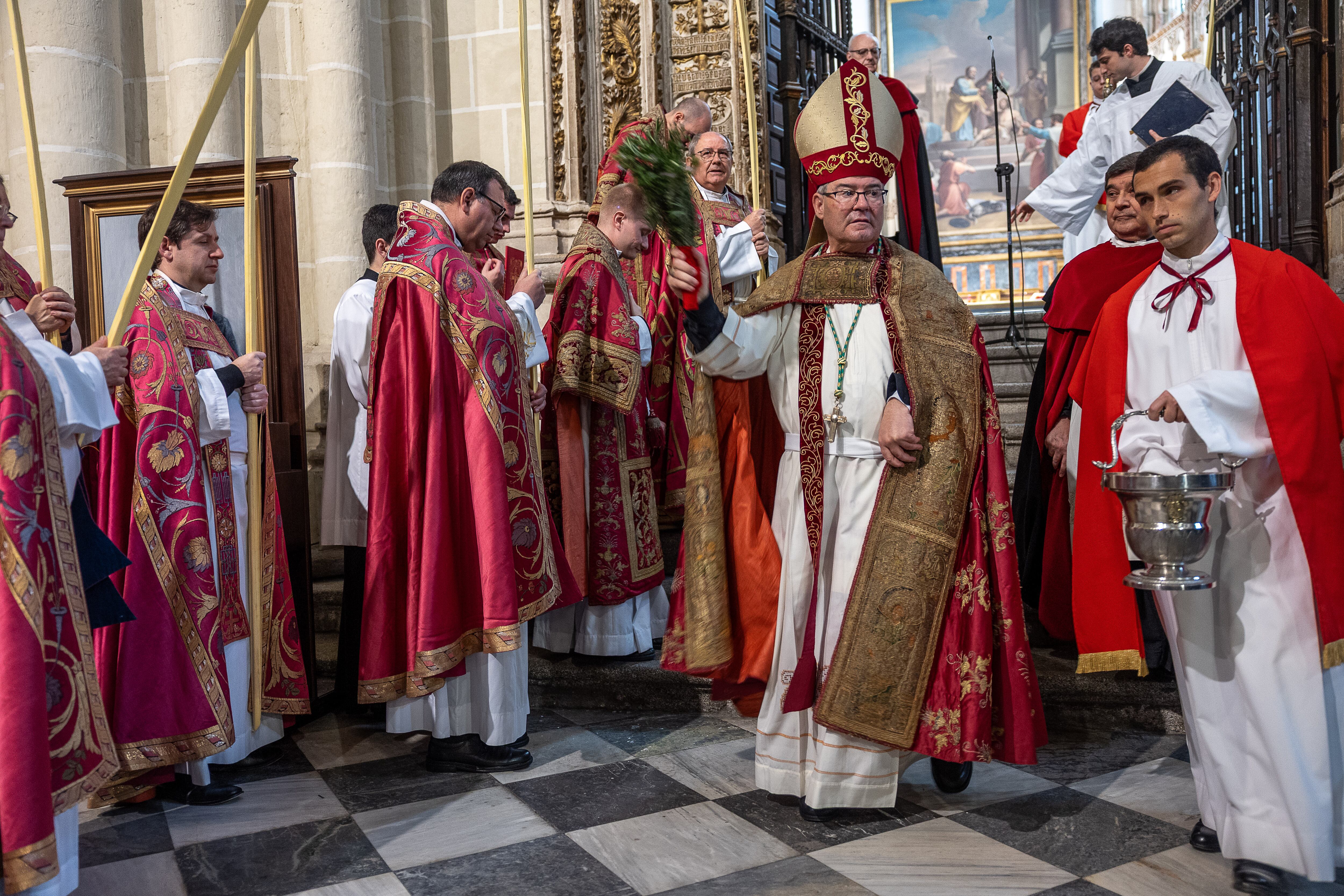 TOLEDO, 13/04/2025.- El arzobispo de toledo, Francisco Cerro (3d), preside la bendición de palmas y ramos, procesión y misa del Domingo de Ramos de la Semana Santa de Toledo, declarada de Interés Turístico Internacional. EFE/Ismael Herrero