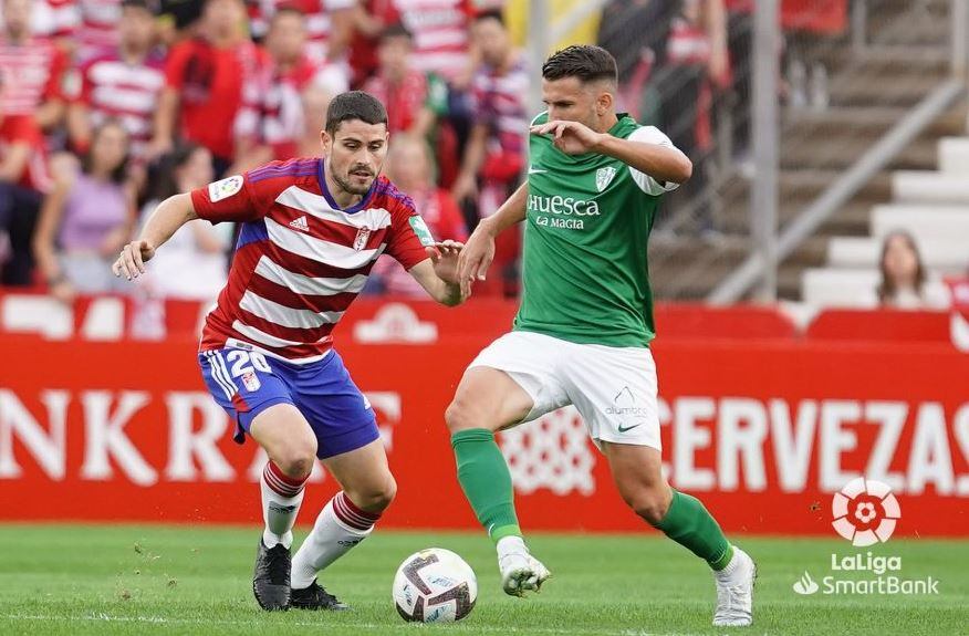 Gerard Valentín pelea un balón con un jugador del Granada