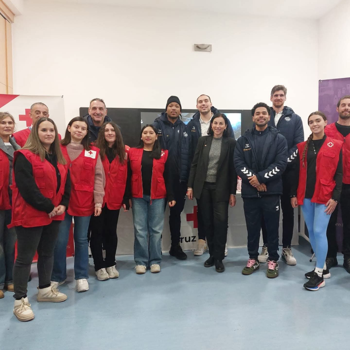 uis Guil, Cameron Krutwig, Alec Wintering, Mathieu Kamba y Chema González del Súper Agropal Palencia, junto al voluntariado de Cruz Roja