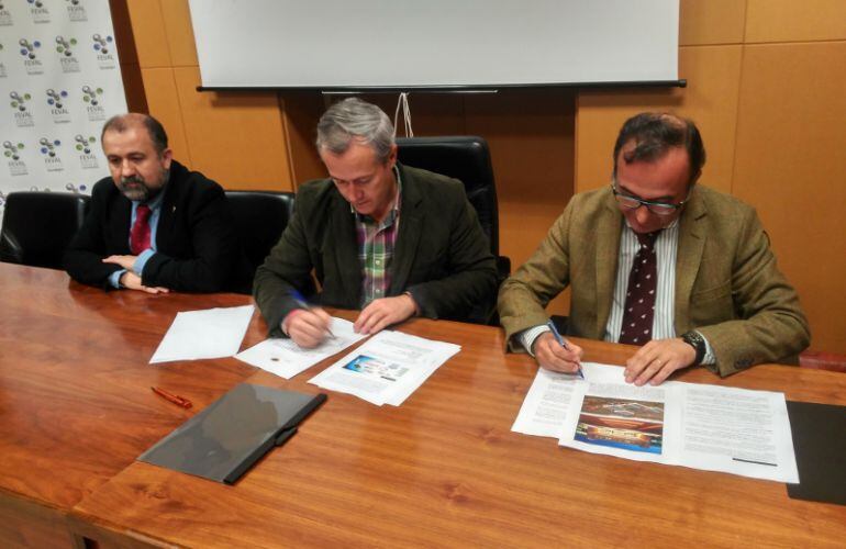 Momento de la firma del convenio entre Extrefor y Feval para la organización de Iberforesta