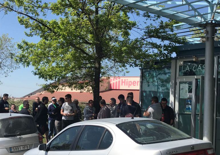 Colas para adquirir entradas en la sede de la Segoviana