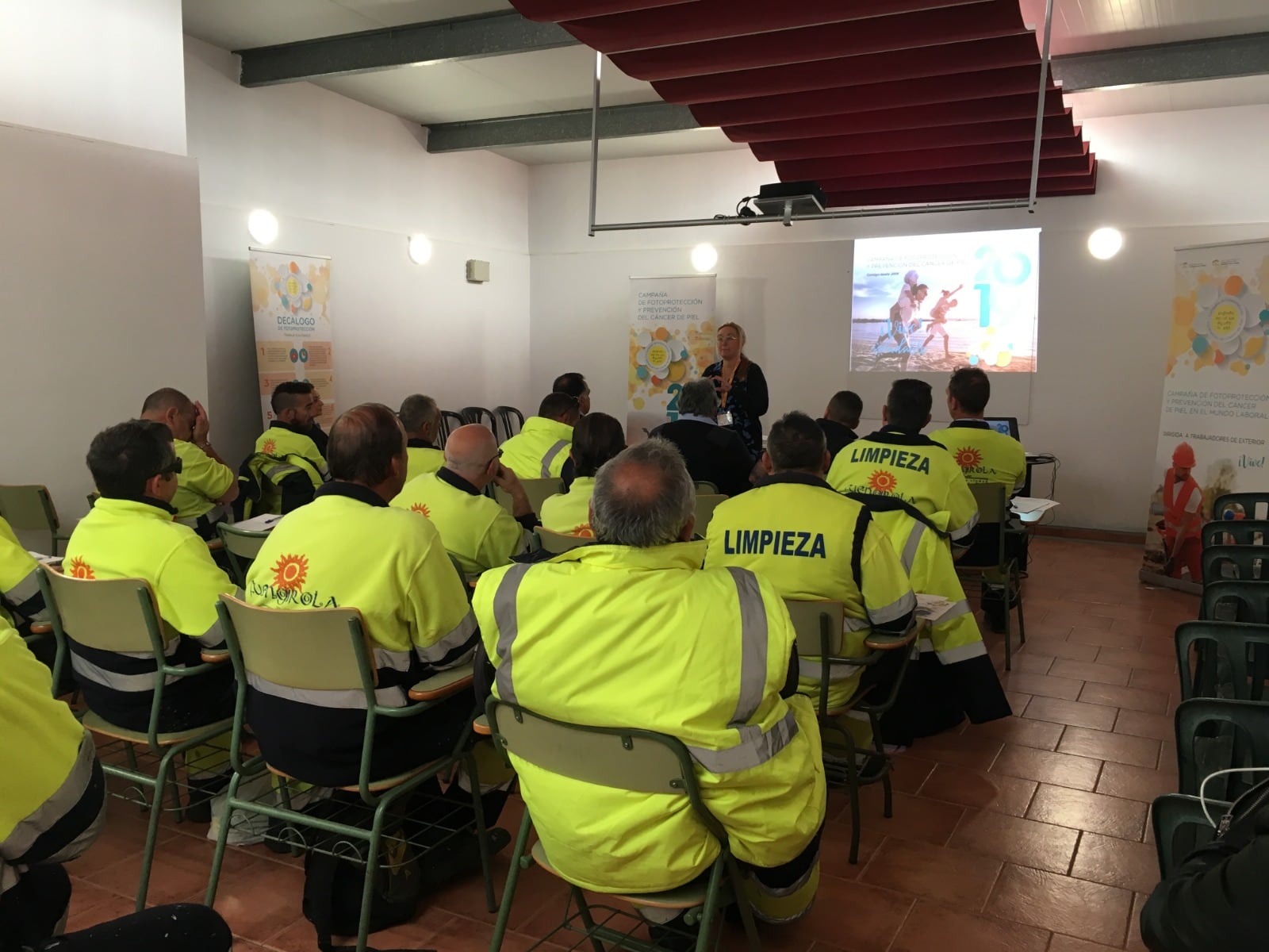 El ayuntamiento de Fuengirola distribuye ya la crema protectora en sus plantillas al aire libre