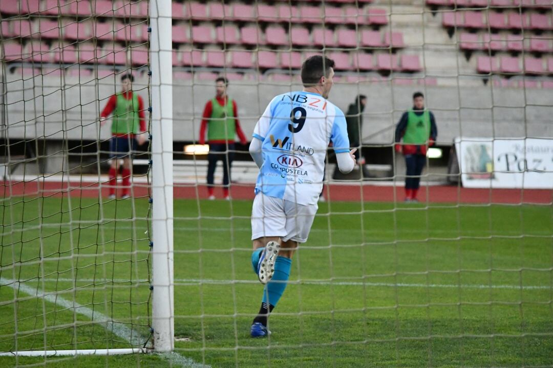 Pablo Antas celebra su gol, que dio la victoria al Compos ante el Alondras