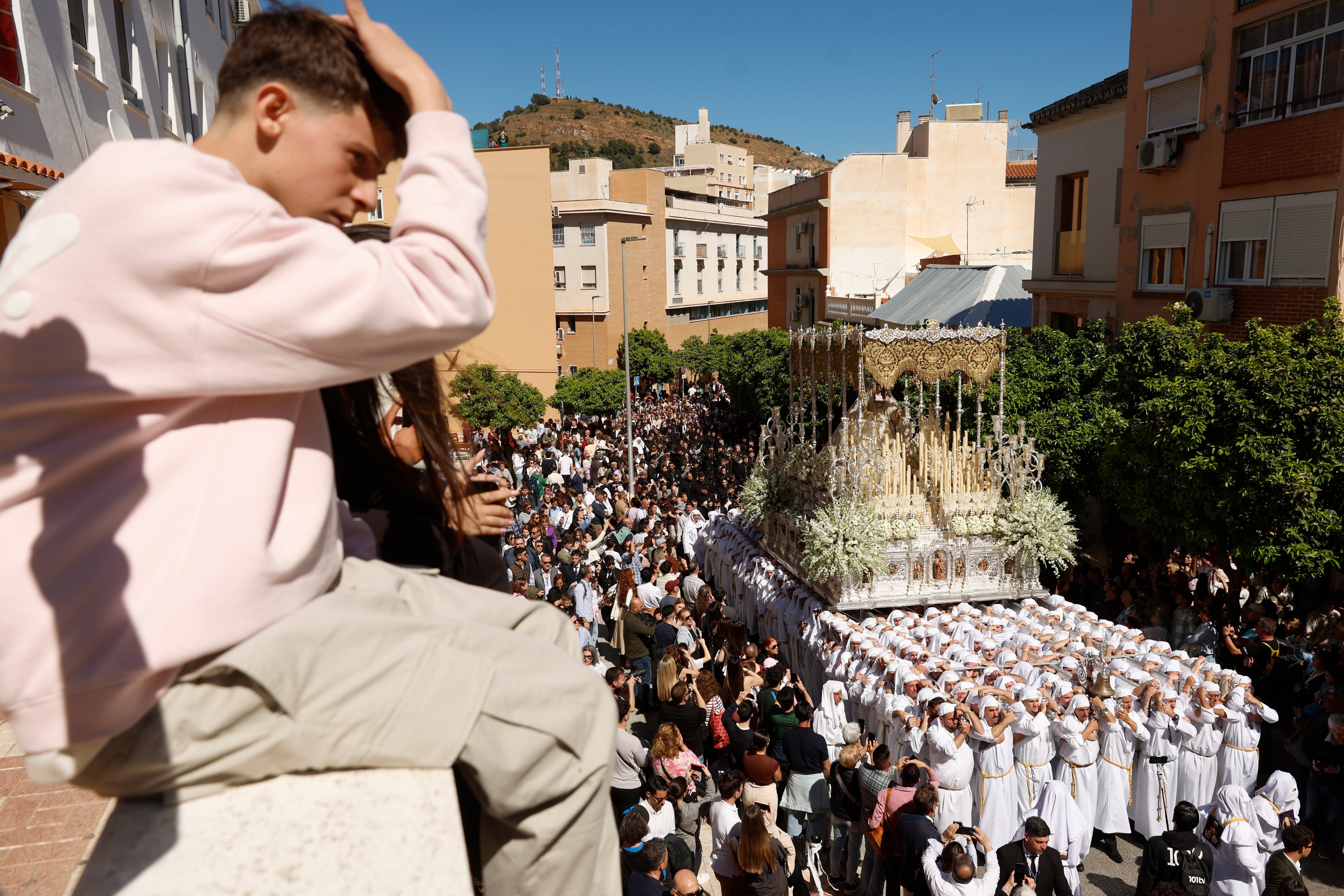 MÁLAGA, 31/03/2026.- Vista de la procesión de la Virgen del Rocío este Martes Santo en Málaga (Andalucía). EFE/ Jorge Zapata