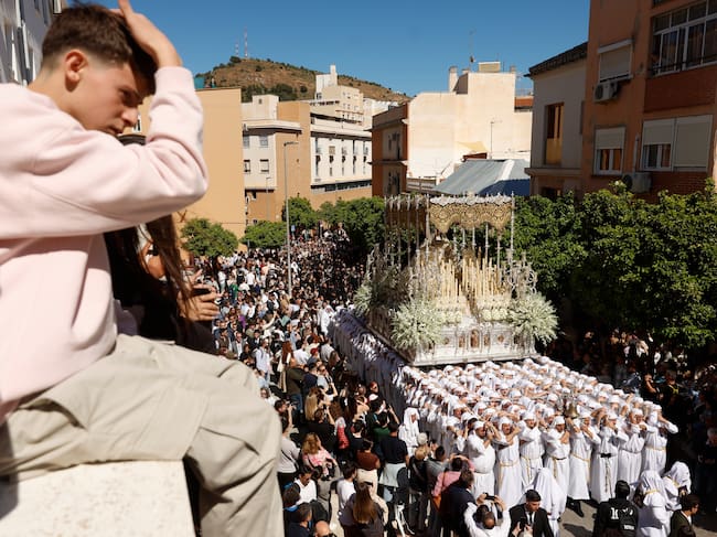 MÁLAGA, 31/03/2026.- Vista de la procesión de la Virgen del Rocío este Martes Santo en Málaga (Andalucía). EFE/ Jorge Zapata