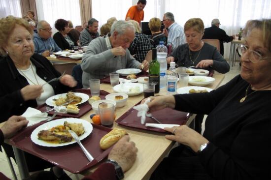 L'hora de dinar al casal d'avis de Pineda de Mar