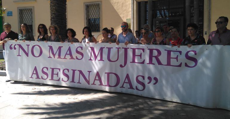 Repulsa contra la violencia de género en la Delegación de la Junta de Andalucía en Jaén, que se da cita cada 25 de cada mes. 