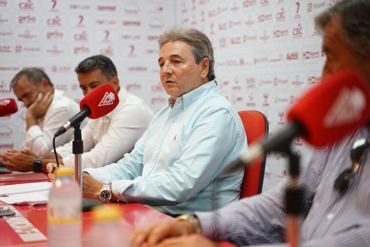 Agustín Ramos, presidente del Real Murcia, junto al Consejo de Administración