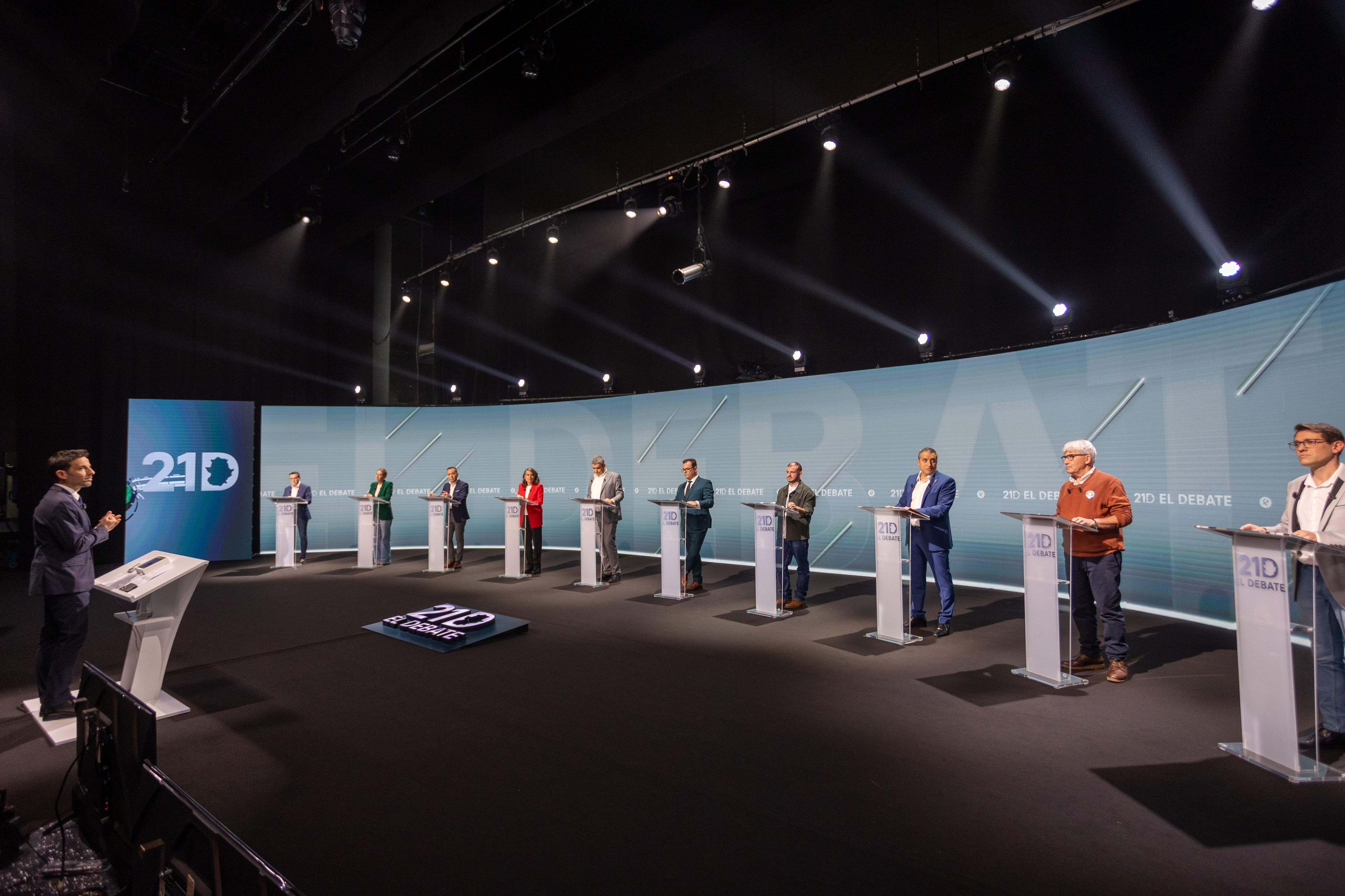 MÉRIDA, 11/12/2025.- Los candidatos y candidatas de las formaciones políticas que concurren a las elecciones extremeñas participan en un debate electoral organizado por Canal Extremadura, hoy jueves en Mérida. EFE/ Jero Morales