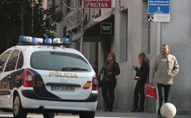 Prostitutas en la madrileña calle Ballesta, muy próxima a la Gran Vía.