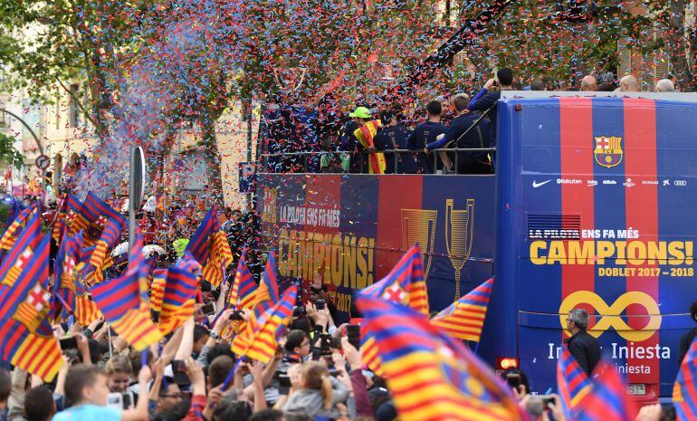 Los jugadores del Barça celebra el doblete por las calles de Barcelona