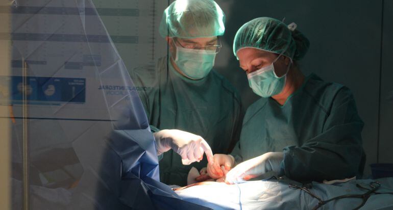 Un moment de la operació en la que s&#039;ha col·locat el primer desfibril·lador subcutani sense cables.