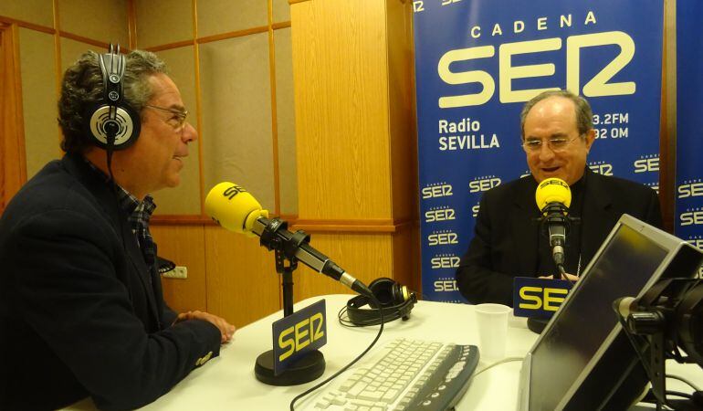 El arzobispo Juan José Asenjo Pelegrina conversa con Salomón Hachuel en la edición local del programa Hoy por Hoy