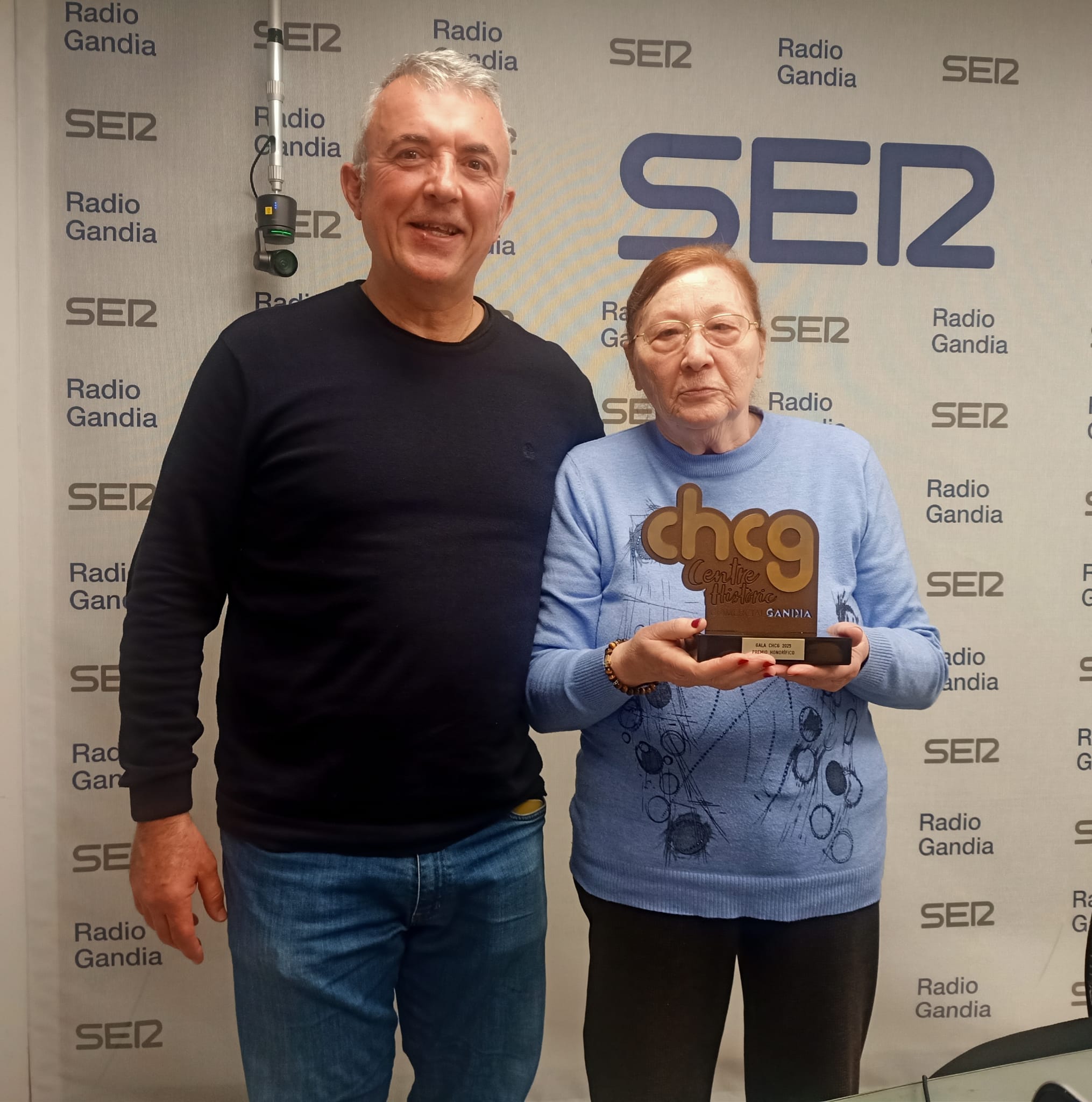 Amparo Francés, propietaria de Calzados Francés, junto a su hijo Jose.