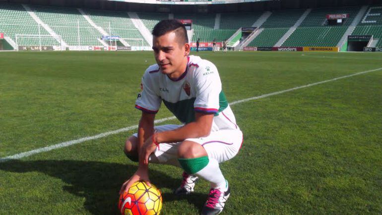 Franco Cristaldo posa en el estadio Martínez Valero