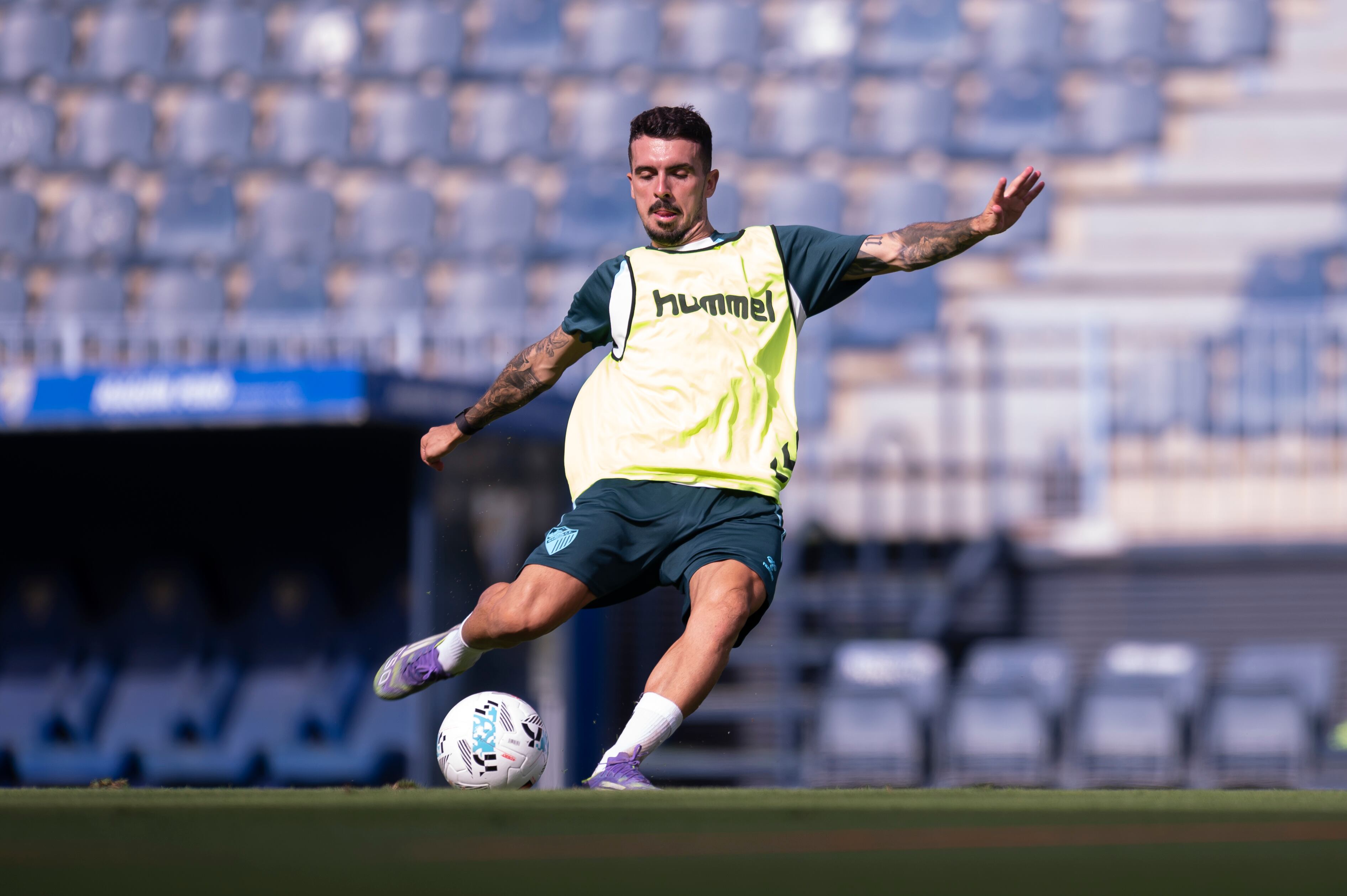 Joaquín Muñoz golpea el balón en el entrenamiento del jueves
