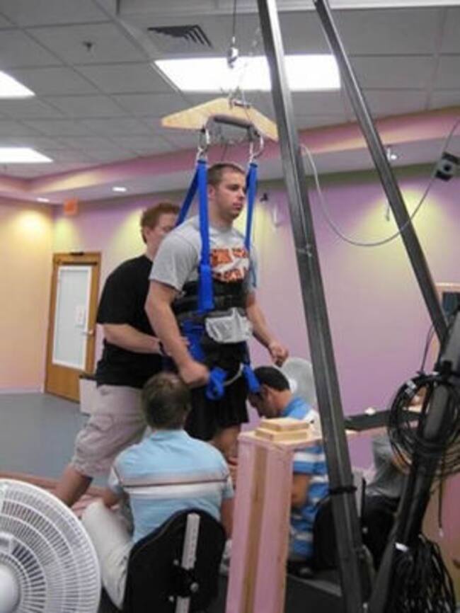 Un equipo de investigadores de California, en Estados Unidos, ha conseguido que un joven parapléjico de 25 años consiga levantarse