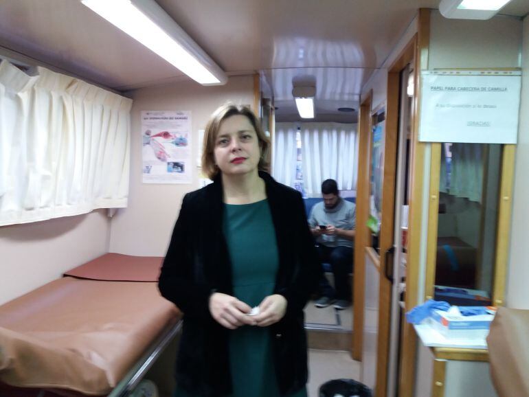 Los concejales de Somos, Ana Taboada y Rubén Rosón al fondo, en plena donación de sangre. Oviedo 
