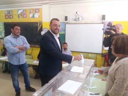 El candidato socialista a presidir el Principado Adrián Barbón vota en Laviana.