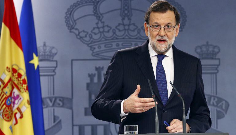 El presidente del PP, Mariano Rajoy, durante la rueda de prensa que ha ofrecido hoy en el Palacio de la Moncloa, tras la audiencia con el Rey, en la que ha asegurado que en la próxima fase de negociaciones con los partidos políticos o, en su caso, en el s