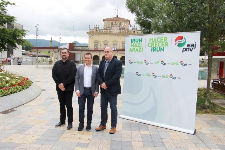 Xabier Iridoy, entre Lander Ugartemendia y Joseba Egibar.