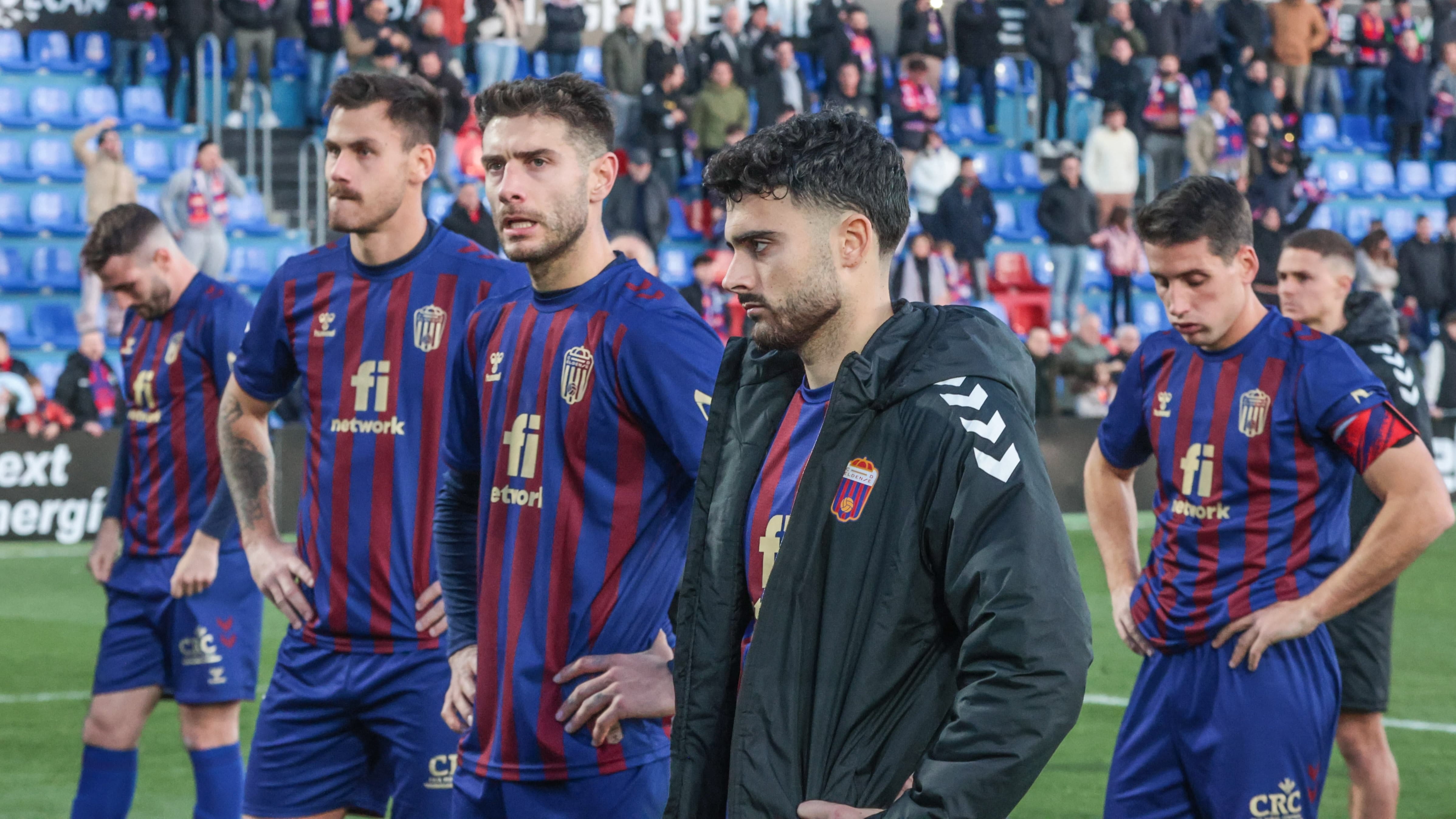 Los jugadores del Eldense resignados ante la protesta de la afición