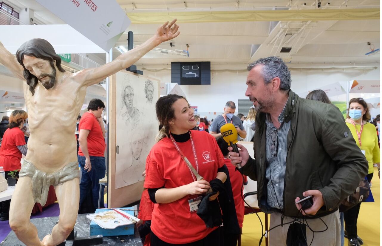 Paco García junto a una estudiante en el stand de la Facultad de Bellas Artes
