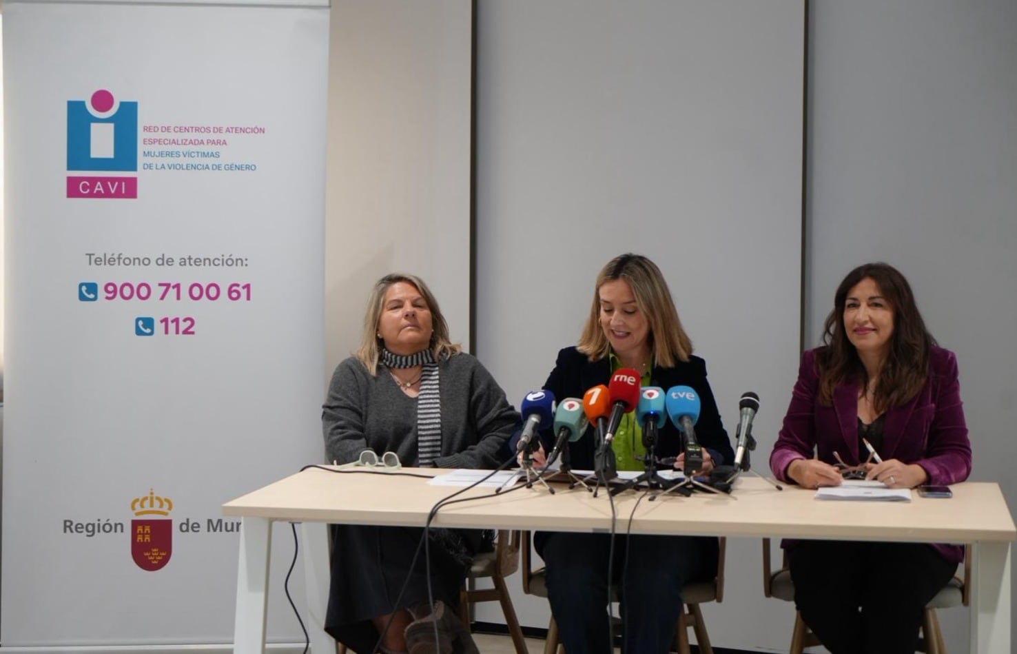 La consejera de Política Social, Conchita Ruiz, presentando el balance de la red regional de recursos para atender a víctimas de violencia contra la mujer en 2025