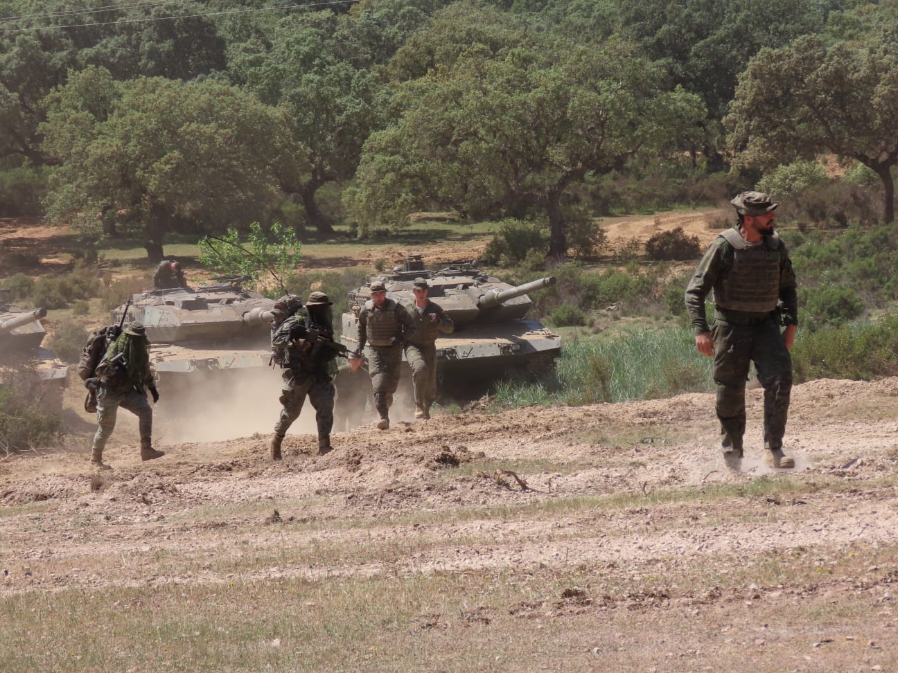 Militares de Cerro Muriano tras participar en un ejercicio activo de respuesta rápida con carros de combate Leopard 2 y  Pizarro en zonas urbanas