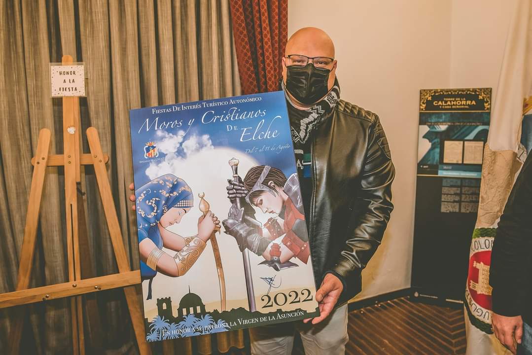 El ganador del concurso, José Antonio Rodríguez , con el cartel "Honor a la Fiesta"