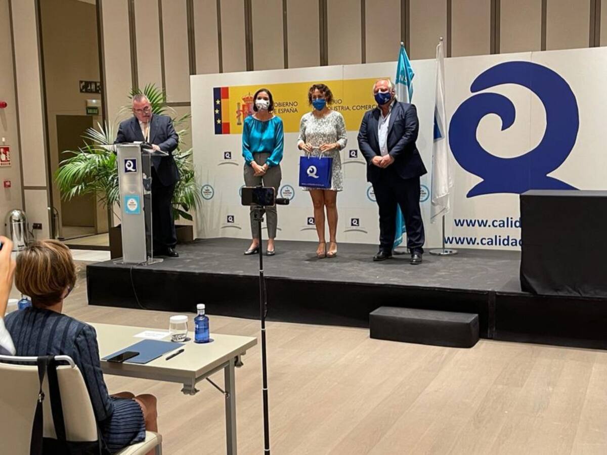 Sant Antoni recibe las banderas 'Safe Tourism' para las cinco playas del municipio