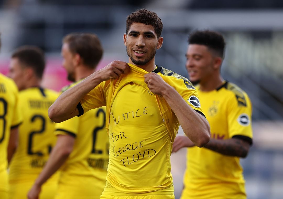 Achraf Hakimi, tras marcar su gol, protestando en contra del asesinato de Floyd