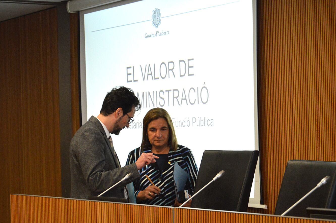 La ministra Trini Marín i el secretari d'Estat Marc Cornella abans de la compareixença davant la comissió legislativa de Justícia i Interior per abordar els avenços en matèria de Funció Pública.