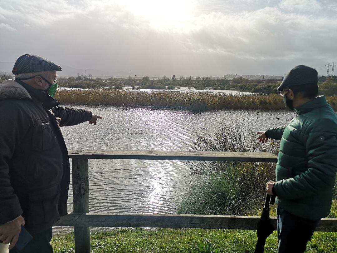 Antonio Pereda y Nobel Lado vecinos de Nueva Montaña señalando el excesivo nievel de agua de la ria que colinda con el barrio.