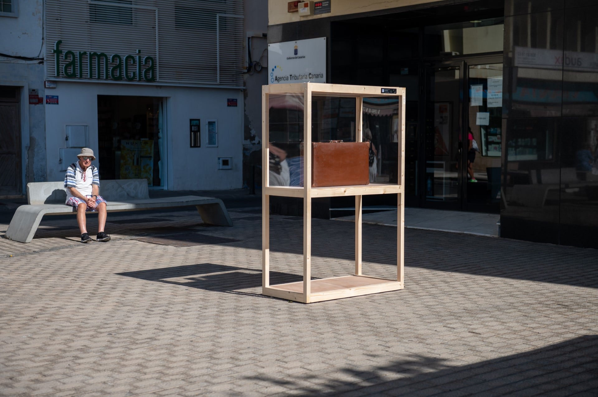 Una de las vitrinas de la exposición, con un 'bulto de la emigración': una maleta.